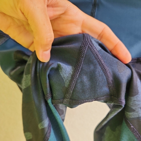 Lululemon Clip In Crops Lotus CamoOil Slick Blue/ Alberta Lake.  Size 4. - Picture 6 of 12